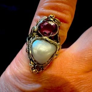 Women’s custom ring with Amethyst and Pearl.